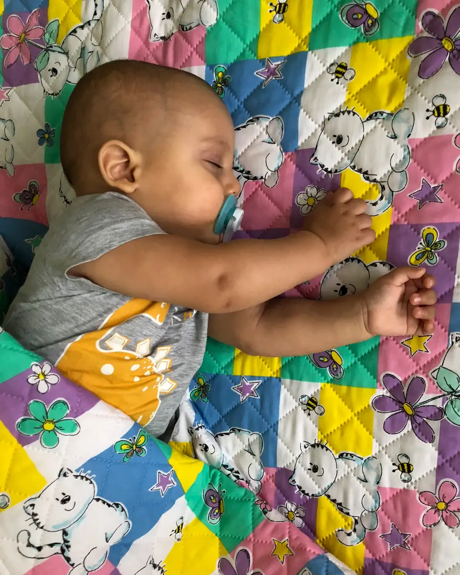 Спит сладкий такой 💔
Приехал со мной в сад по делам, уснул на кроватке