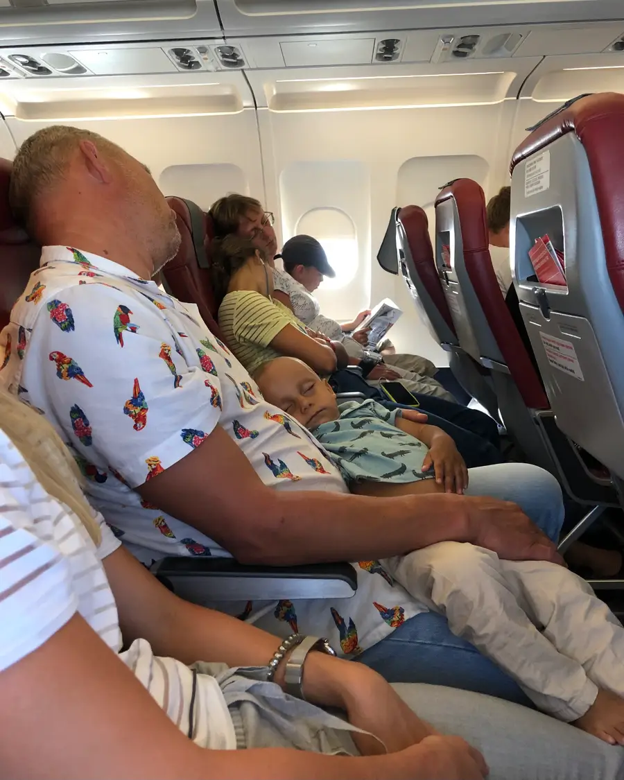 Спит у дедушки на руках, когда мы летим отдыхать в Турцию всей семьей